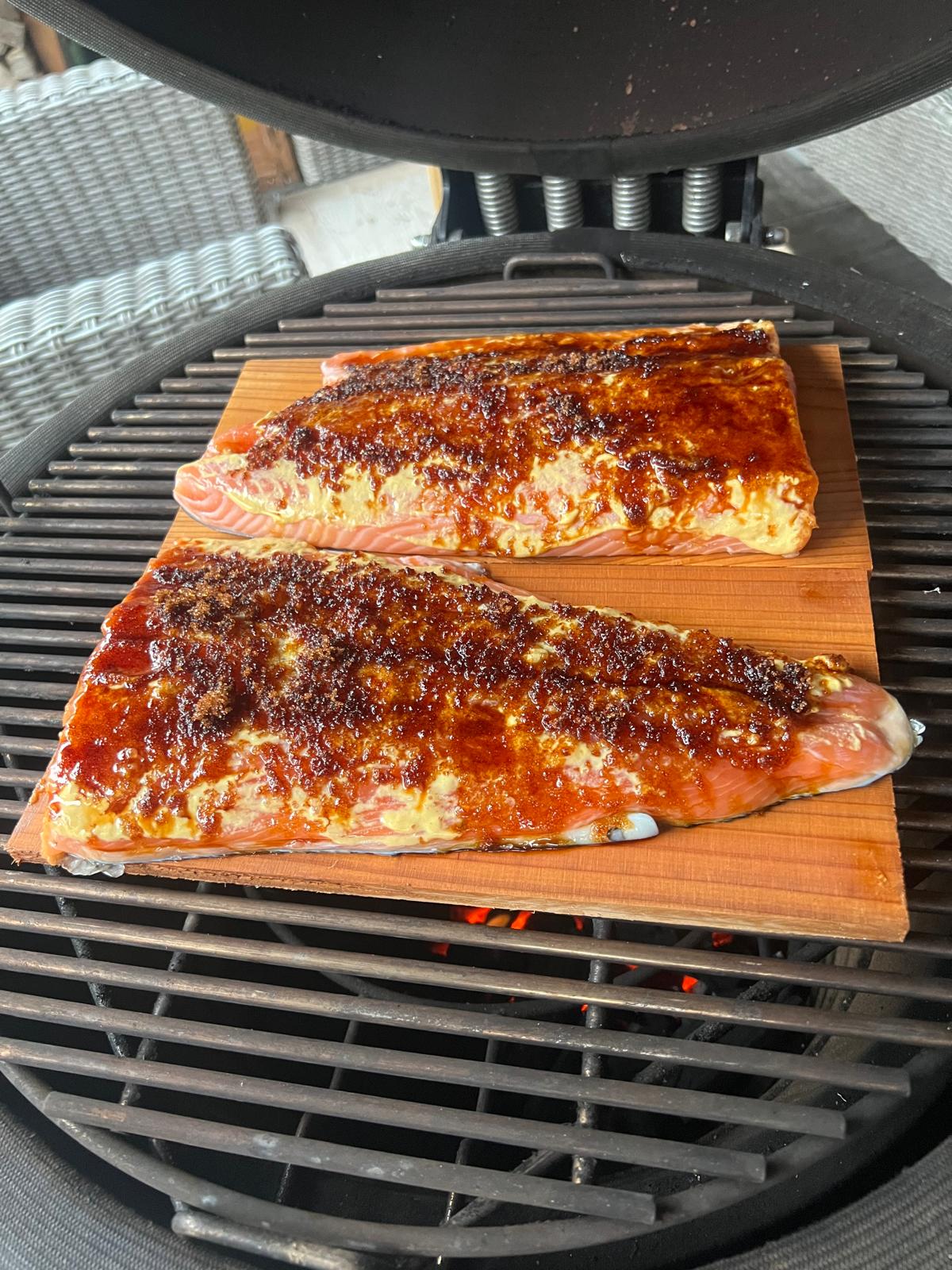 Gegrilde zalm op cederhout met mosterd en bruine suiker